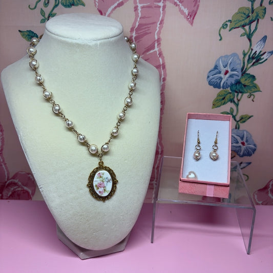 Gilded Filigree Style Bouquet Necklace Fancy with Earrings